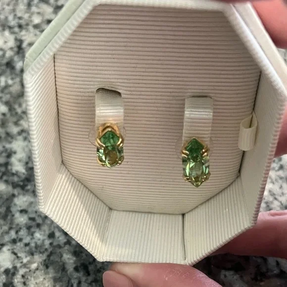 Chic Green Marquise Stud Earrings - Picture 3 of 6